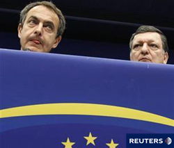 el presidente español José Luis Rodríguez Zapatero y su homólogo portugués José Manuel Durao Barroso durante una rueda de prensa en Bruselas, el 25 de marzo de 2010.