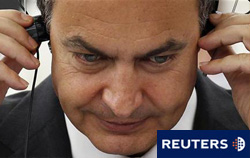 En esta imagen de archivo, Zapatero se ajusta los auriculares antes de hablar ante el Parlamento Europeo en Estrasburgo el 6 de julio de 2010.