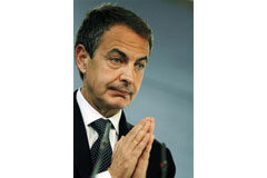 Zapatero dice que España tiene que exportar más Zapatero en la rueda de prensa tras reunirse con los dirigentes de las principales empresas españolas el 27 de noviembre en el Palacio de La Moncloa de Madrid.