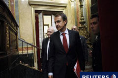 Zapatero: España necesita 5 años para superar los desequilibrios Zapatero llega al Congreso de los Diputados para votar los presupuestos, en Madrid, el 21 de diciembre de 2010.