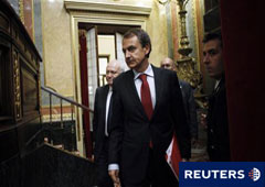 Zapatero llega al Congreso de los Diputados para votar los presupuestos, en Madrid, el 21 de diciembre de 2010.