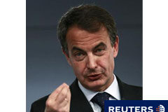 El déficit de 2010 será algo mejor de lo previsto, dice Zapatero Zapatero durante una rueda de prensa en Moncloa, el 30 de diciembre de 2010.