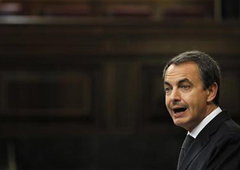 José Luis Rodríguez Zapatero durante una sesión extraordinaria en el Parlamento, en Madrid, el 27 de julio de 2011