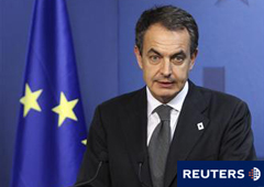 Imagen del presidente del Gobierno español, José Luis Rodríguez Zapatero, en una rueda de prensa al final de la cumbre en Bruselas el 27 de octubre