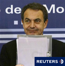 Zapatero se ajusta la corbata en el Congreso el 11 de marzo de 2010.