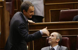 PNV y CC apoyarán los presupuestos del Gobierno El presidente del Gobierno, José Luis Rodríguez Zapatero (I), habla con el portavoz parlamentario del PNV, Josu Erkoreka, en el Congreso en Madrid el 26 de junio de 2008