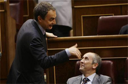 El presidente del Gobierno, José Luis Rodríguez Zapatero (I), habla con el portavoz parlamentario del PNV, Josu Erkoreka, en el Congreso en Madrid el 26 de junio de 2008