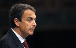 Zapatero anuncia un duro recorte de gasto social e inversiones Zapatero habla durante la sesión parlamentaria en el Congreso de los Diputados en Madrid, el 12 de mayo de 2010.