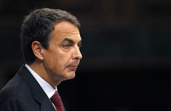 Zapatero habla durante la sesión parlamentaria en el Congreso de los Diputados en Madrid, el 12 de mayo de 2010.