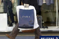 El beneficio neto Inditex sube un 10% en nueve meses Una mujer con una bolsa de Zara en una calle de Madrid