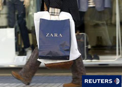 Una mujer con una bolsa de Zara en una calle de Madrid