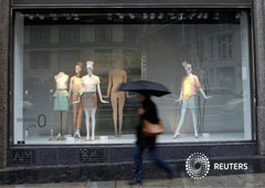 Una mujer pasa frente a una tienda de Zara en el centor de Madrid