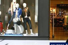 Un proveedor de Zara, acusado de esclavitud laboral en Brasil Una mujer pasa por delante de una tienda de Zara recién abierta en Riga