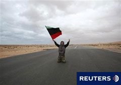 Un rebelde en una carretera durante enfrentamientos con las fuerzas pro-Gadafi cerca de Ras Lanuf, el 8 de marzo de 2011.