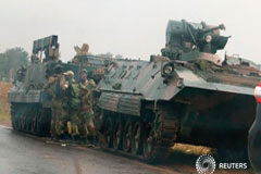 El ejército de Zimbabue dice que toma el poder para detener a los «criminales», Mugabe está a salvo Soldados junto a unos vehículos militares a las afueras de Harare (Zimbabue) el 14 de noviembre de 2017