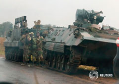 Soldados junto a unos vehículos militares a las afueras de Harare (Zimbabue) el 14 de noviembre de 2017