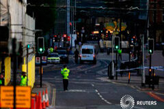 El atacante de Manchester posiblemente no actuó solo La policía patrulla una zona acordonada en el exterior del Manchester Arena en el centro de Manchester, 23 de mayo de 2017