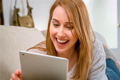 3 trucos para buscar clientes por Internet mujer sonriendo con tablet