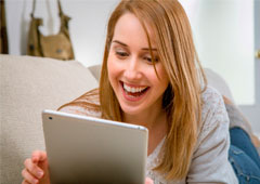 mujer sonriendo con tablet