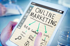 5 tips de marketing online para abogados tablet con palabra marketing