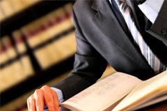 Lo que no debe hacer el abogado litigante antes, durante y después del acto judicial Abogado trabajando