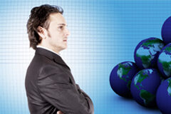 El abogado empresario, líder y gerente Un abogado frente a bolas del mundo