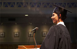 Valores profesionales y conductas concretas Un recien licenciado dando un discurso