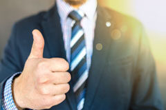 Cómo conseguir clientes para tu despacho de abogados Una persona con el pulgar hacia arriba