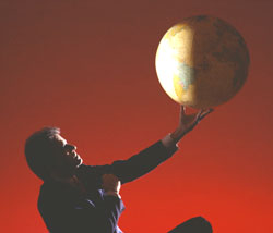 Una persona de traje con una bola del mundo