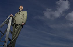 Avidio Casio: la locura de la ambición Un hombre subido a una escalera mirando al cielo