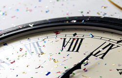 Año nuevo, vida nueva Reloj marcando las doce con confeti por encima