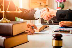 De asociado a socio de despacho de abogados Dos personas dándose la mano