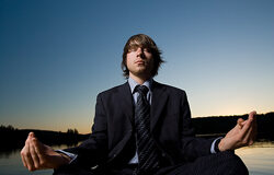 Auto-conocimiento: herramienta clave del auto-liderazgo Un chico trajeado en postura de meditación