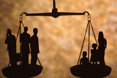 Conciliar, ¿es posible? Una balanza en un lado gente que representa al trabajo y en la otra la familia