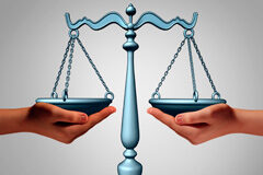 ¿Hacia dónde irá el sector legal? Manos y balanza de justicia