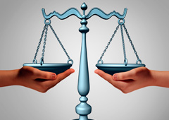 Manos y balanza de justicia