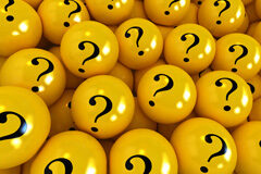 ¿Quién se ha adaptado mejor a la crisis sanitaria, una gran firma o un abogado autónomo? Bolas amarillas con el símbolo del interrogante
