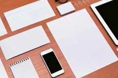 Branding y marca Mesa de escritorio con papeles, teléfonos.....