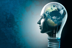 El mercado de las ideas: la transferencia de tecnología Una bombilla con la forma de una cabeza y dentro parte de un mapa del mundo