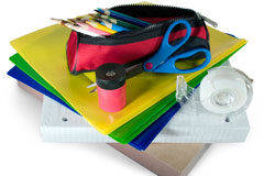 Tareas para un nuevo «curso escolar» Unas carpetas, foleos, lápices de colores, tijeras y celo.,