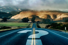 Estas son las dudas más frecuentes de los usuarios al enfrentarse a un asunto que requiere a un abogado Una carretera con un interrogante