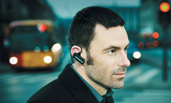 Un hombre con unos auriculares puestos. Un hombre con unos auriculares puestos.