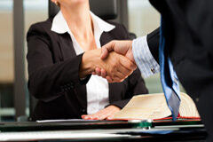 10 situaciones clave en la relación cliente – bufete Saludo entre un cliente y su abogado