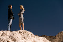 ¿Cómo prepararse para un año en que la competencia será la estrella del mercado? Un chico y una chica subidos en un alto mirándose.