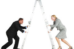 El que se mueve puede salir en la foto Un hombre y una mujer enfrentados por una escalera.