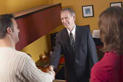 Preparar la postcrisis: repensar el compromiso Empresario estrechando la mano