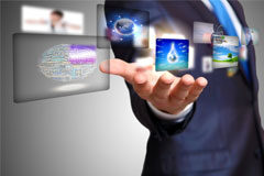 ‘Enterprise Search’, otra forma de conocimiento Iconos flotando sobre las manos de un hombre