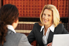 Sin deseo no hay contratación En un despacho una mujer conversa con otra que está al otro lado de la mesa