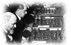 Sale a la calle “Marketing jurídico: lo que contrata realmente el cliente al abogado” Foto antigua de unos hombres jugando al ajedrez