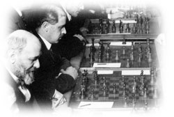 Foto antigua de unos hombres jugando al ajedrez